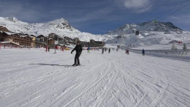 人们在滑雪胜地滑雪 — 图库视频影像