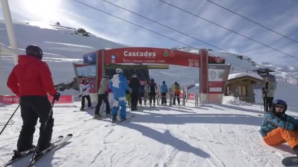 Val Thorens Fransa Bir Kayak Merkezinde Insanlar — Stok video