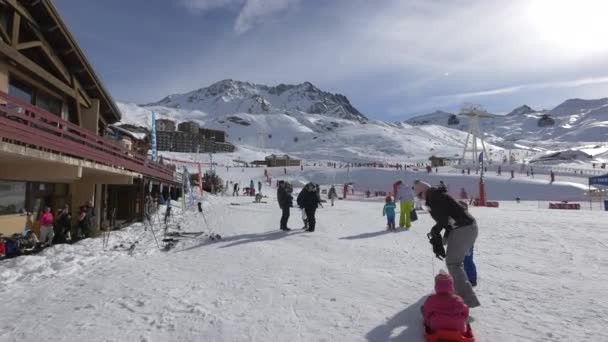 Mensen Een Skigebied — Stockvideo