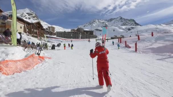 Personne Portant Les Skis Dans Une Station Ski — Video