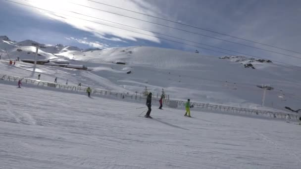 Pessoas Esquiando Uma Pista Esqui — Vídeo de Stock