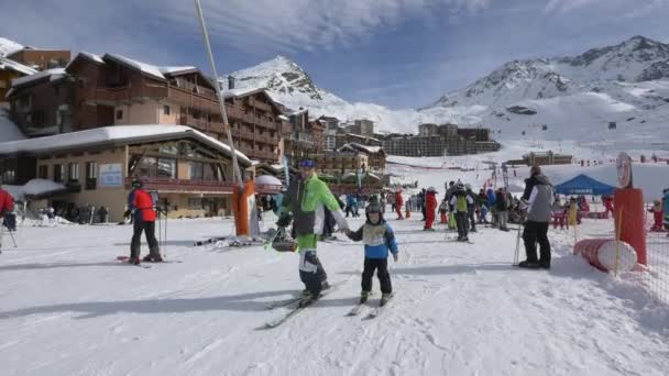 Personas Una Estación Esquí — Vídeo de stock