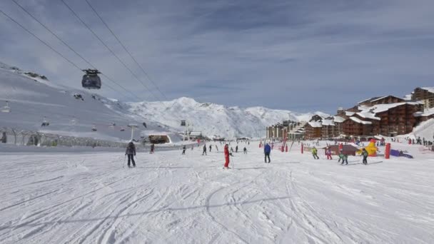 Menschen Einem Skigebiet — Stockvideo