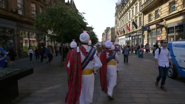 Egy Banda Sétál Buchanan Streeten Glasgow Ban — Stock videók