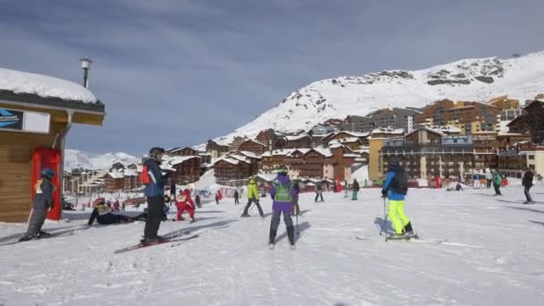 Personas Una Estación Esquí — Vídeos de Stock