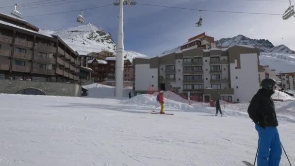 Pessoas Uma Estância Esqui Val Thorens França — Vídeo de Stock