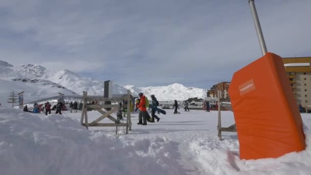 Mensen Een Skigebied — Stockvideo