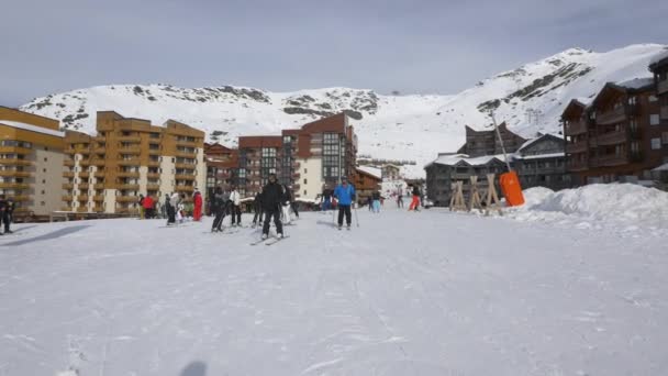 Pessoas Esquiando Uma Estância Esqui — Vídeo de Stock