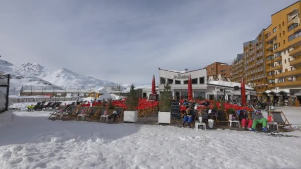 People Relaxing Val Thorens France — Stock Video
