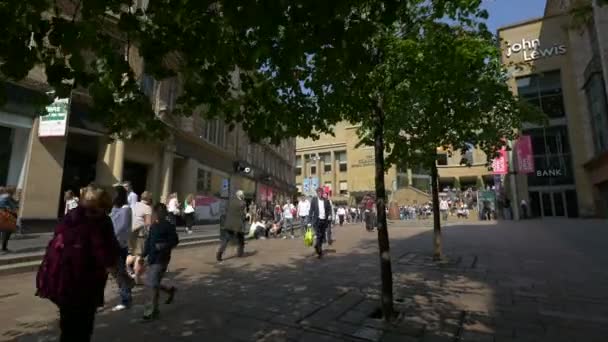 Gente Caminando Por Tiendas Una Calle Peatonal — Vídeo de stock