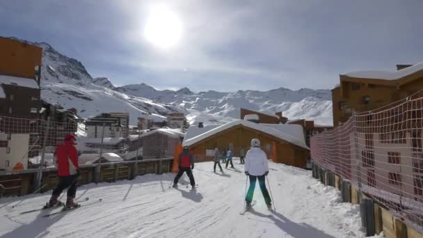 Menschen Beim Skifahren Auf Einer Skipiste — Stockvideo