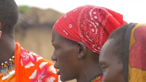 Vue Rapprochée Trois Femmes Maasai Chantant — Video