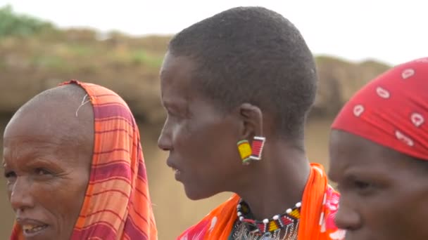 Close Three Maasai Women Singing — Stock Video