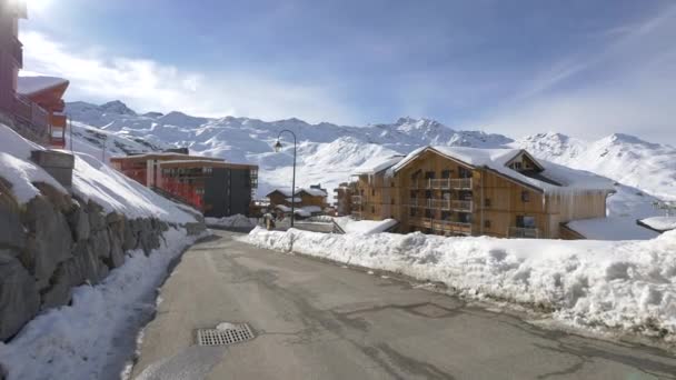 Carretera Con Edificios Madera Val Thorens Francia — Vídeos de Stock