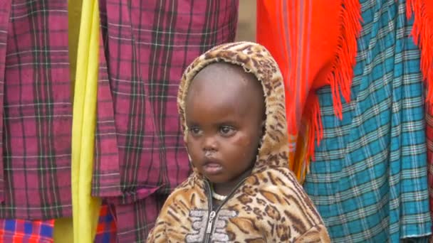 Maasai Menino Vestindo Capuz — Vídeo de Stock
