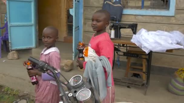 Niñas Africanas Sosteniendo Botellas Jugo — Vídeos de Stock