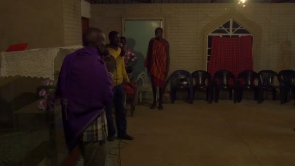 Afrikaanse Mensen Zingen Dansen Een Kerk — Stockvideo