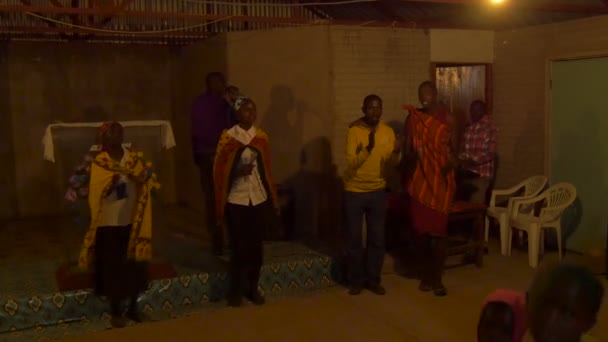 Maasai Mænd Kvinder Synger Kirke – Stock-video