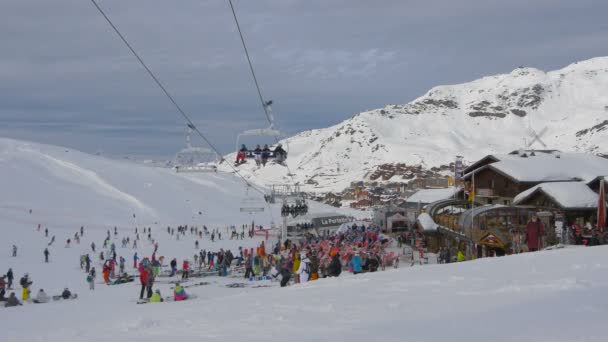 Personas Estación Esquí Val Thorens Francia — Vídeo de stock