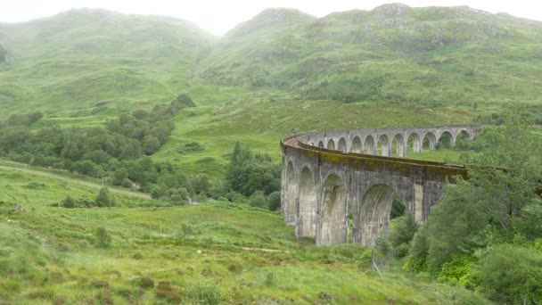 Nevoeiro Uma Colina Perto Uma Ponte Glenfinnan — Vídeo de Stock