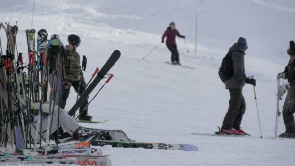 Esquís Bastones Esquí Una Estación Esquí — Vídeos de Stock