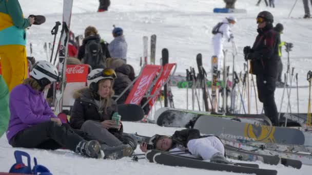 Esquiadores Descansando Sobre Nieve Una Estación Esquí — Vídeos de Stock