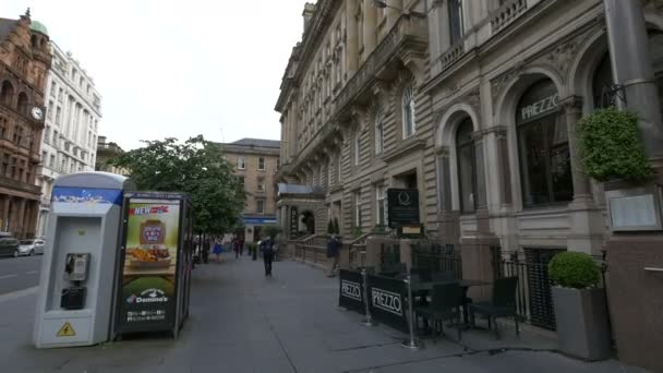 Ein Bürgersteig Durch Alte Gebäude — Stockvideo