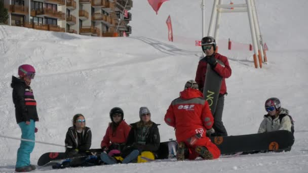 Jinetes Snowboard Descansando Sobre Nieve — Vídeos de Stock