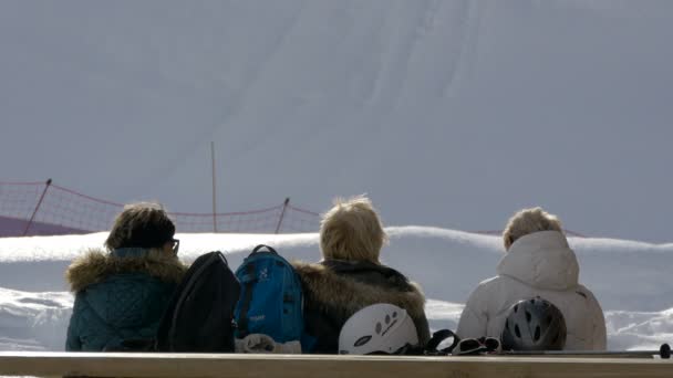 Donne Sedute Sulla Panchina Durante Inverno — Video Stock