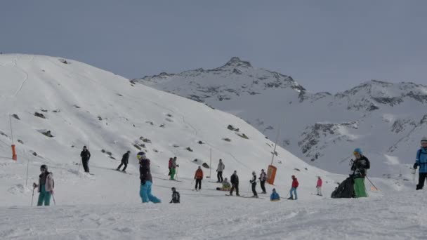 Gente Esquiando Las Montañas — Vídeos de Stock