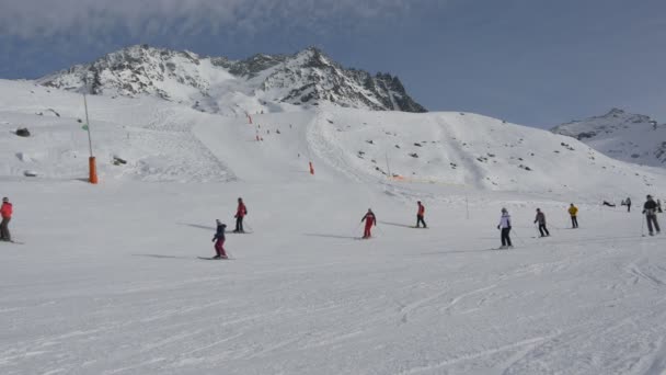 Menschen Beim Skifahren Auf Einer Skipiste — Stockvideo