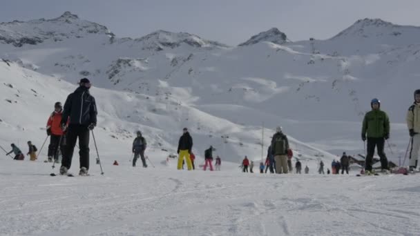Menschen Die Hang Ski Fahren — Stockvideo