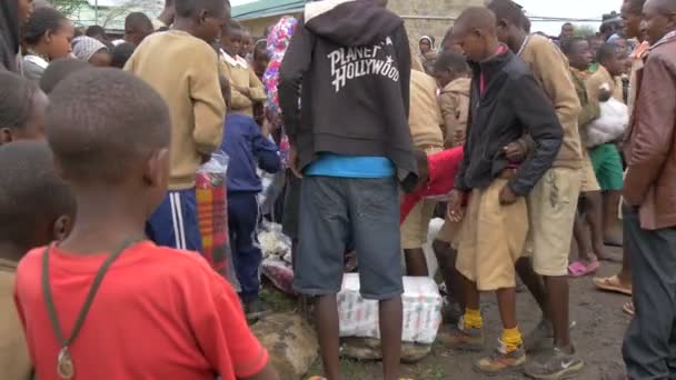 Maasai Dzieci Niosące Różne Produkty — Wideo stockowe