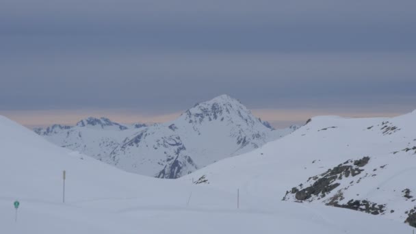 Montanhas Cobertas Neve Noite — Vídeo de Stock