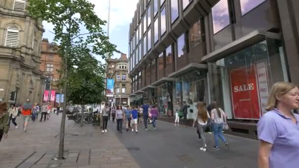 Een Drukke Voetgangersstraat Met Winkels — Stockvideo