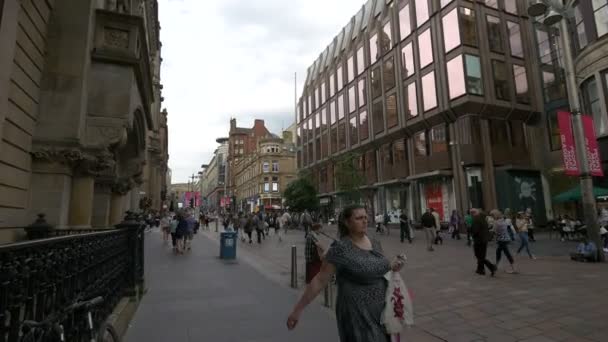 Glasgow Bir Sokak Şarkıcısının Yanından Geçen Turistler — Stok video