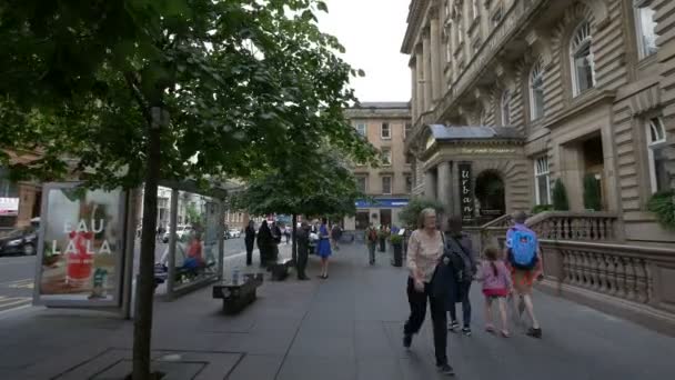 Personnes Près Vieux Bâtiment Avec Des Colonnes — Video