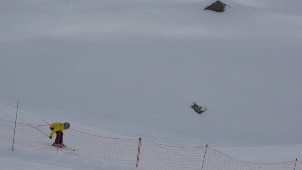 Persona Sciare Saltare Una Pista — Video Stock