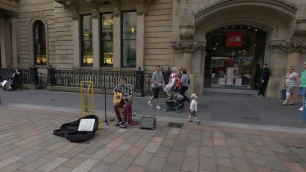 Een Straat Kunstenaar Een Plaid Shirt Zingend — Stockvideo