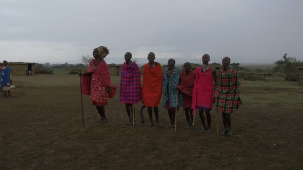 Maasai Homens Realizando Uma Dança Tradicional Dia Chuvoso — Vídeo de Stock