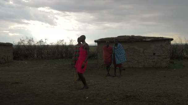 Masai Menn Danser Tradisjonell Dans – stockvideo