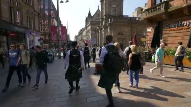 Männer Kilts Gehen Auf Einer Fußgängerstraße — Stockvideo