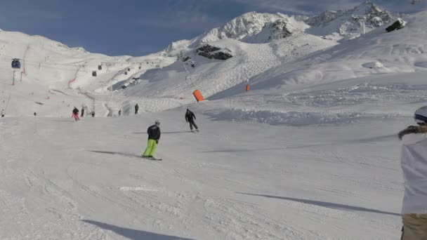 Personas Esquiando Montando Snowboards Una Pista Esquí — Vídeos de Stock