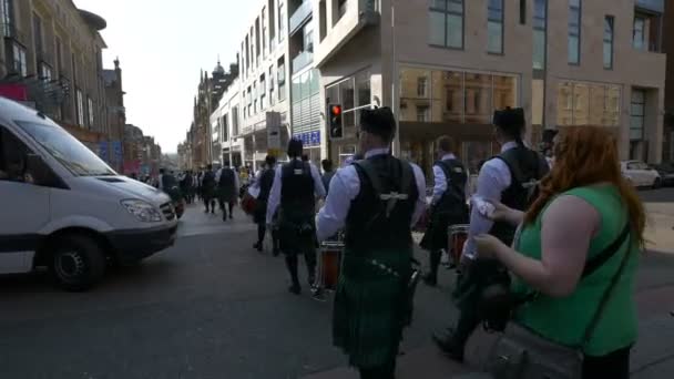 Eine Pipe Band Fuß Glasgow — Stockvideo