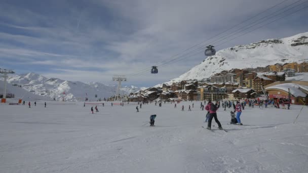 Άνθρωποι Στο Χιονοδρομικό Κέντρο Val Thorens Γαλλία — Αρχείο Βίντεο