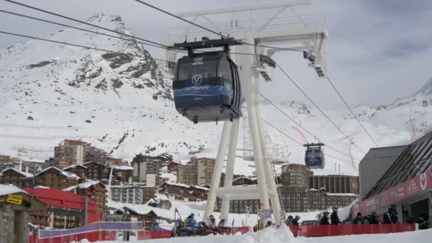 Two Cable Cars Passing Each Other Val Thorens France — Stock Video