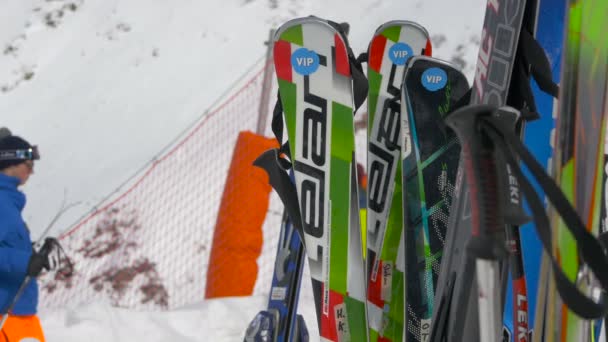 Vista Cerca Esquís Bastones Esquí — Vídeo de stock