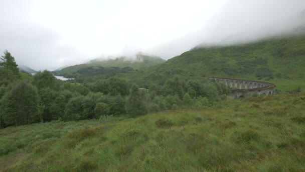 Zielony Krajobraz Pobliżu Wiaduktu Glenfinnan — Wideo stockowe