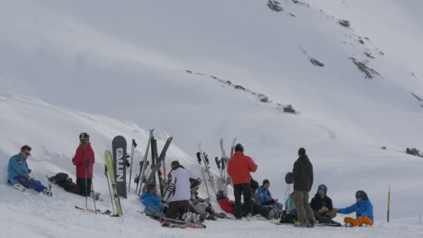 Kar Üzerinde Dinlenen Kayakçılar — Stok video