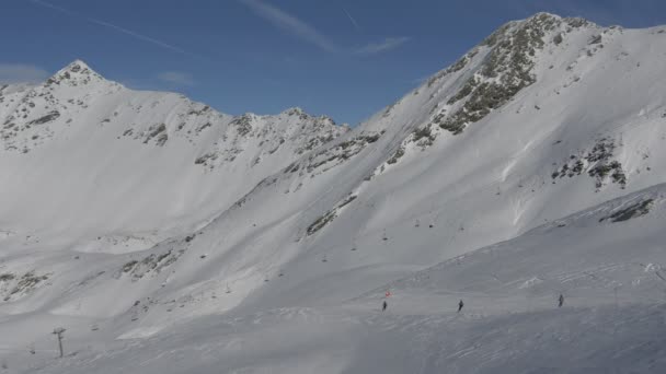Pessoas Esquiando Uma Pista Esqui Nas Montanhas — Vídeo de Stock